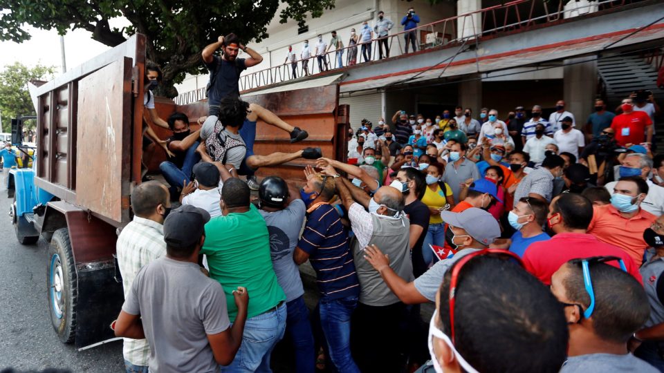 Cuba confirma penas de até 18 anos de prisão contra 33 manifestantes Manifestantes pró-democracia são colocados em caminhão por simpatizantes do governo durante protestos de 11 de julho de 2021 em Havana, Cuba.