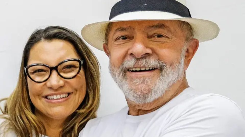 Ah, se fosse o casamento do Bolsonaro… Casamento de Lula e Janja é tratado com o devido respeito, quando não com devoção. Agora imagina se fosse Bolsonaro se casando…