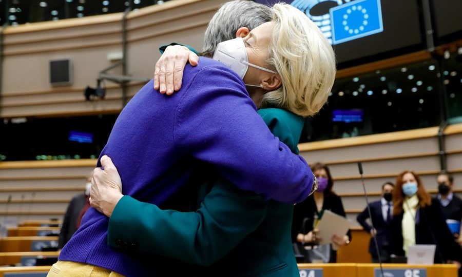 A presidente da Comissão Europeia, Ursula von Der Leyen, abraça a vice-presidente executiva da Comissão Europeia para uma Europa adequada à era digital, Margrethe Vestager (à esquerda), no início de uma reunião extraordinária sobre a agressão russa contra a Ucrânia no Parlamento Europeu em Bruxelas, Bélgica, 1 de março de 2022: a Guerra na Ucrânia aproximou a Europa. A união será duradoura?
