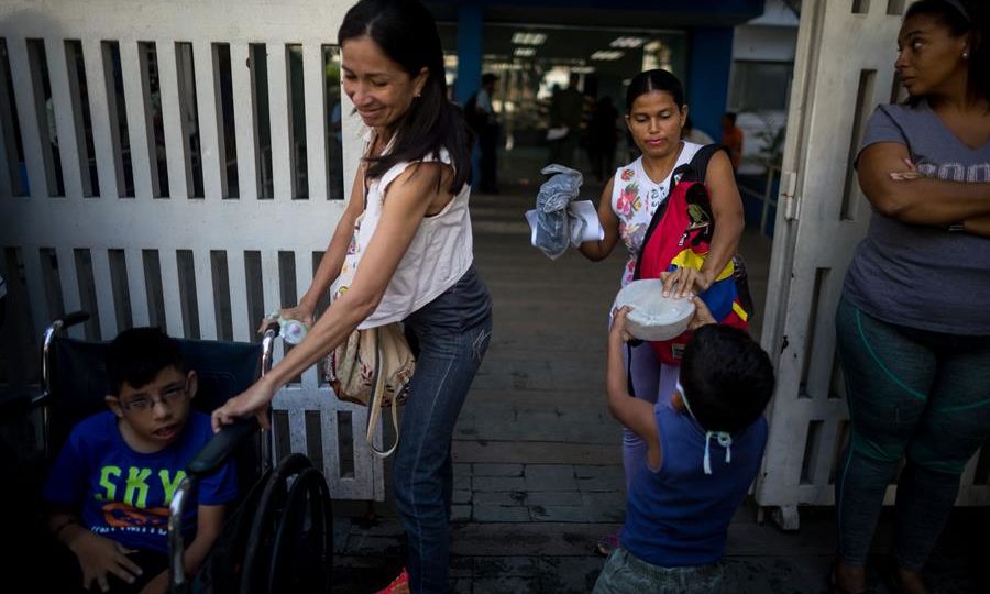 Doação de órgãos de pessoas falecidas está paralisada na Venezuela há cinco anos Manifestação em frente ao Hospital Pediátrico José Manuel de los Ríos, em 02 de novembro de 2018, em Caracas. A ONG Prepara Familia denunciou que pelo menos 19 crianças morreram desde 2017 como consequência de de falhas no serviço nefrológico do hospital pediátrico mais importante do país, enquanto pediu que o governo retomasse o programa de transplantes, que na época já estava suspenso havia 17 meses.