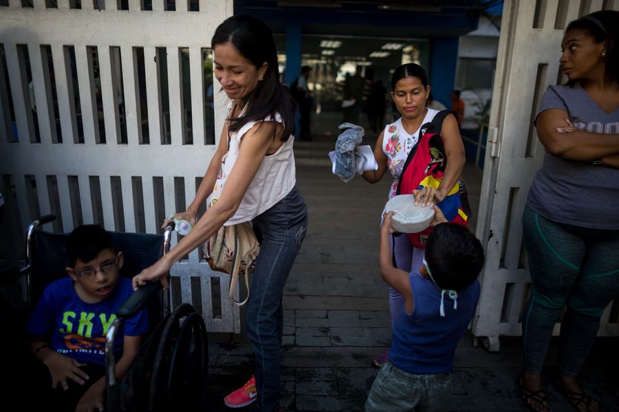 Manifestação em frente ao Hospital Pediátrico José Manuel de los Ríos, em 02 de novembro de 2018, em Caracas. A ONG Prepara Familia denunciou que pelo menos 19 crianças morreram desde 2017 como consequência de de falhas no serviço nefrológico do hospital pediátrico mais importante do país, enquanto pediu que o governo retomasse o programa de transplantes, que na época já estava suspenso havia 17 meses.