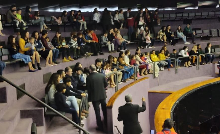Famílias defensoras da educação domiciliar assistem à votação no plenário da Câmara dos Deputados.