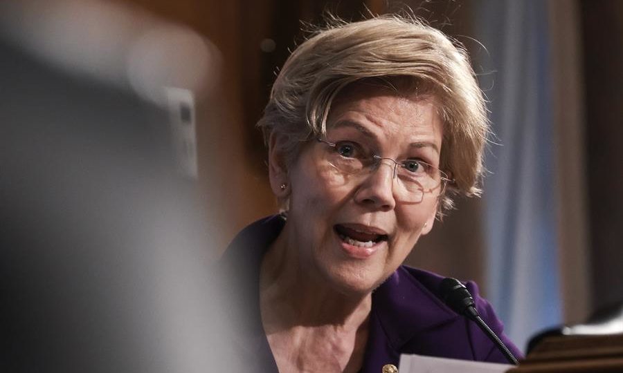 Senadora Elizabeth Warren (Partido Democrata, Massachusetts) questiona a subsecretária do tesouro em 15 de fevereiro de 2022.