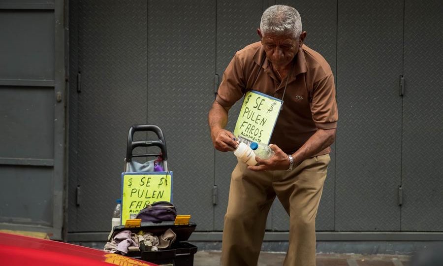 Crise econômica e descaso governamental colocam biodiversidade em risco na Venezuela Um homem oferece serviços de limpeza de carros em Caracas, em fevereiro de 2022: crise econômica afeta biodiversidade do país