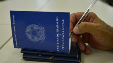 Imposto de Renda: como declarar seguro-desemprego, multa do FGTS, bolsas e outros Se o contribuinte está entre os que precisam declarar Imposto de Renda, ele precisa citar benefícios como seguro-desemprego, indenização por rescisão de contrato de trabalho e outros.