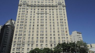 Governo vai vender edifício “A Noite”, primeiro arranha-céu da América Latina Inaugurado em 1929, o prédio histórico está localizado na Praça Mauá, no centro da capital fluminense, e foi o primeiro grande edifício da América Latina.