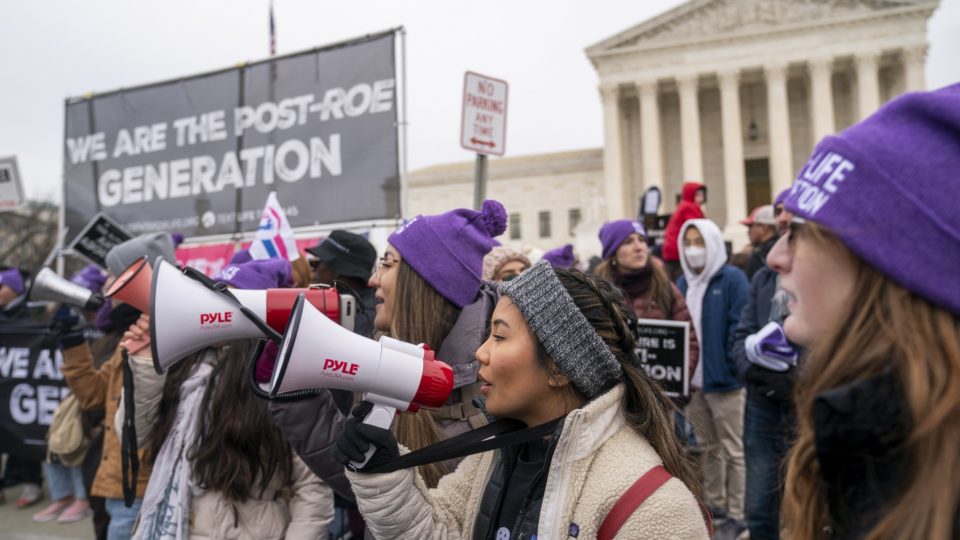 Oklahoma aprova nova lei para proibir o aborto desde a fertilização Manifestação pró-vida em frente à Suprema Corte dos Estados Unidos, em janeiro