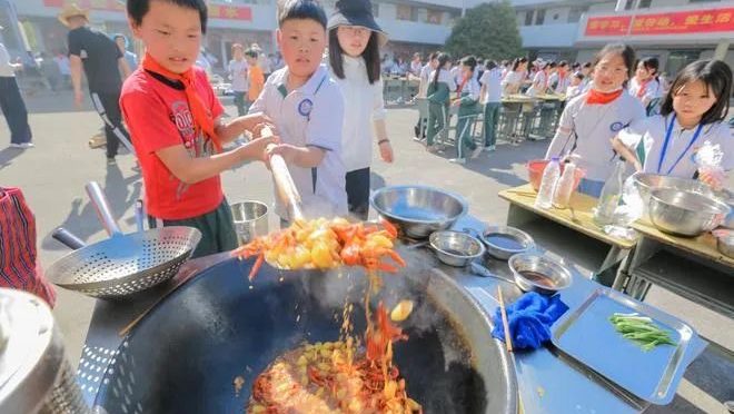 Novo curriculo escolar, uma das tarefas tem como objetivo convidar os alunos e pais a compartilharem a cozinha, a dividirem responsabilidades simples do plantio ao prato à mesa, do uso dos utensílios ao organizar e limpar o ambiente