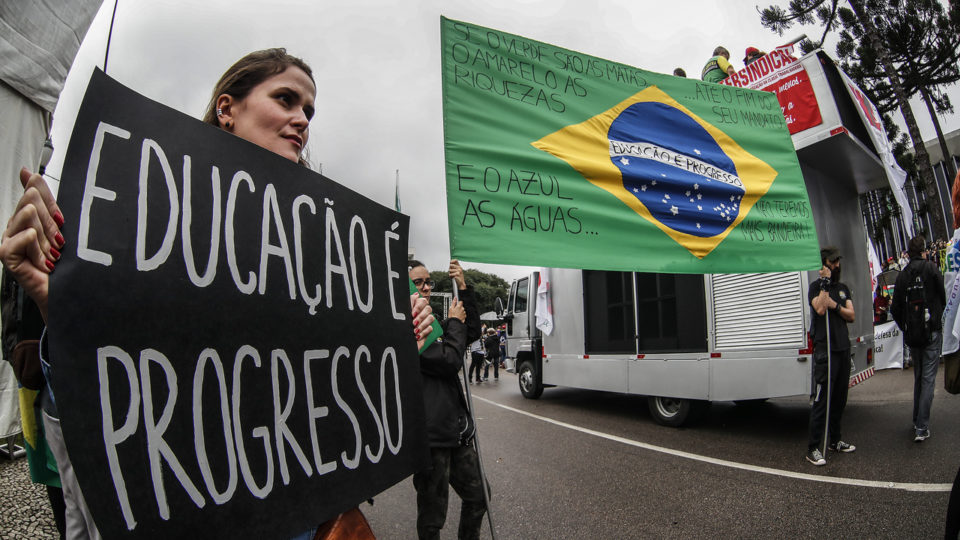 Protesto de estudantes contra redução de orçamento de universidades públicas em maio de 2019.