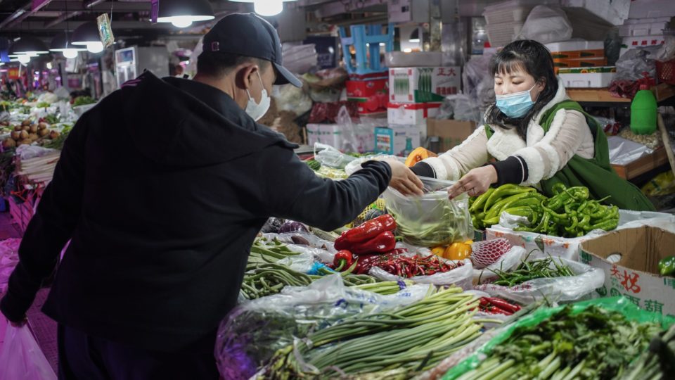 Mercado em Pequim: sobre uma montanha de comida, os chineses assistem ao consumo global superando a produção