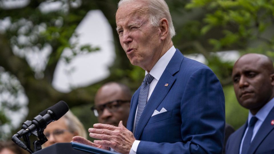 O presidente dos EUA, Joe Biden, com líderes estaduais, durante uma cerimônia na Casa Branca em Washington, EUA, em 13 de maio de 2022.