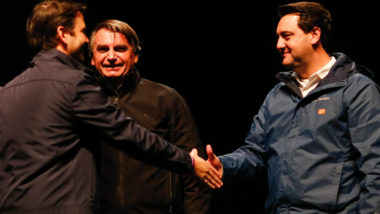 Aliados veem como consolidada a aliança eleitoral entre Ratinho Junior e Bolsonaro Jair Bolsonaro e Ratinho Junior cumprimentando o vice-prefeito de Curitiba, Eduardo Pimentel, antes da Marcha para Jesus