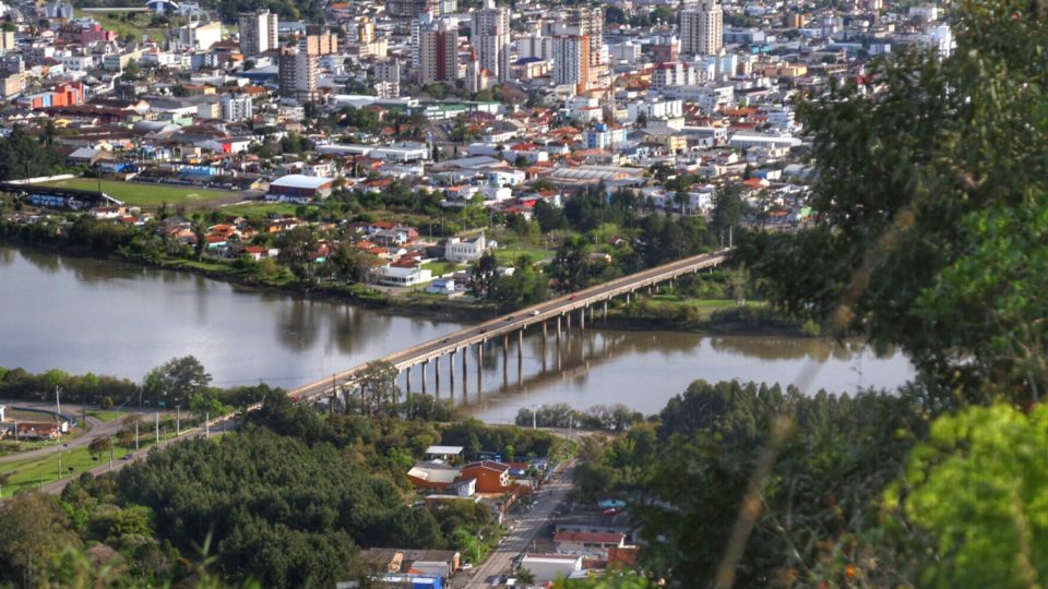 O município tem cerca de 55 mil habitantes e está localizado no sudeste paranaense
