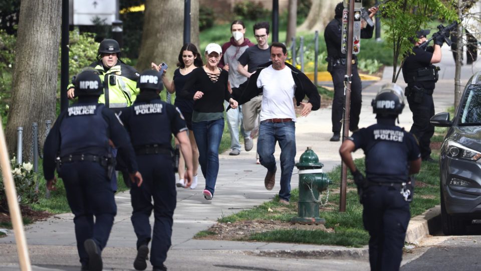 Polícia Metropolitana de Washington DC e o Serviço Secreto dos EUA investigam o local de um tiroteio no noroeste de Washington, em 22 de abril de 2022.