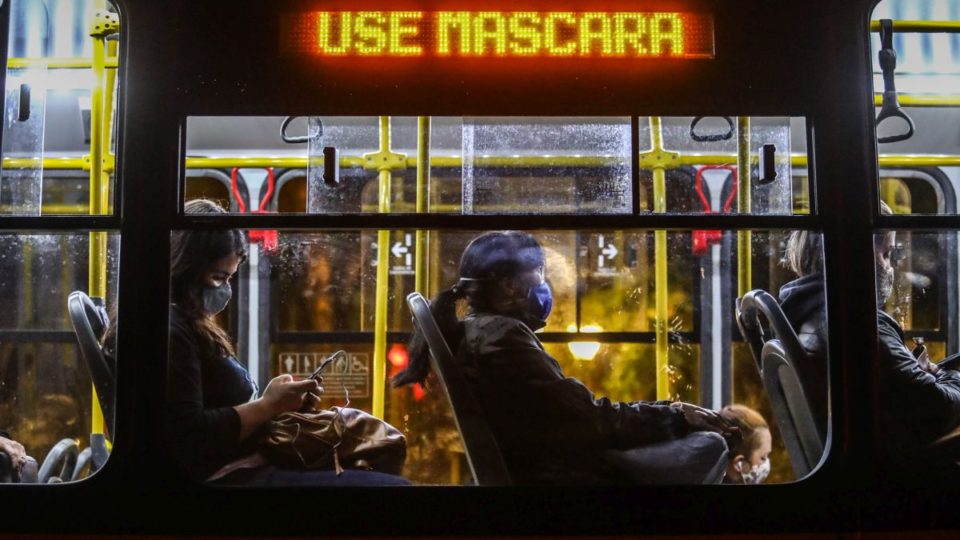 Ônibus de Curitiba com a mensagem "use máscara"