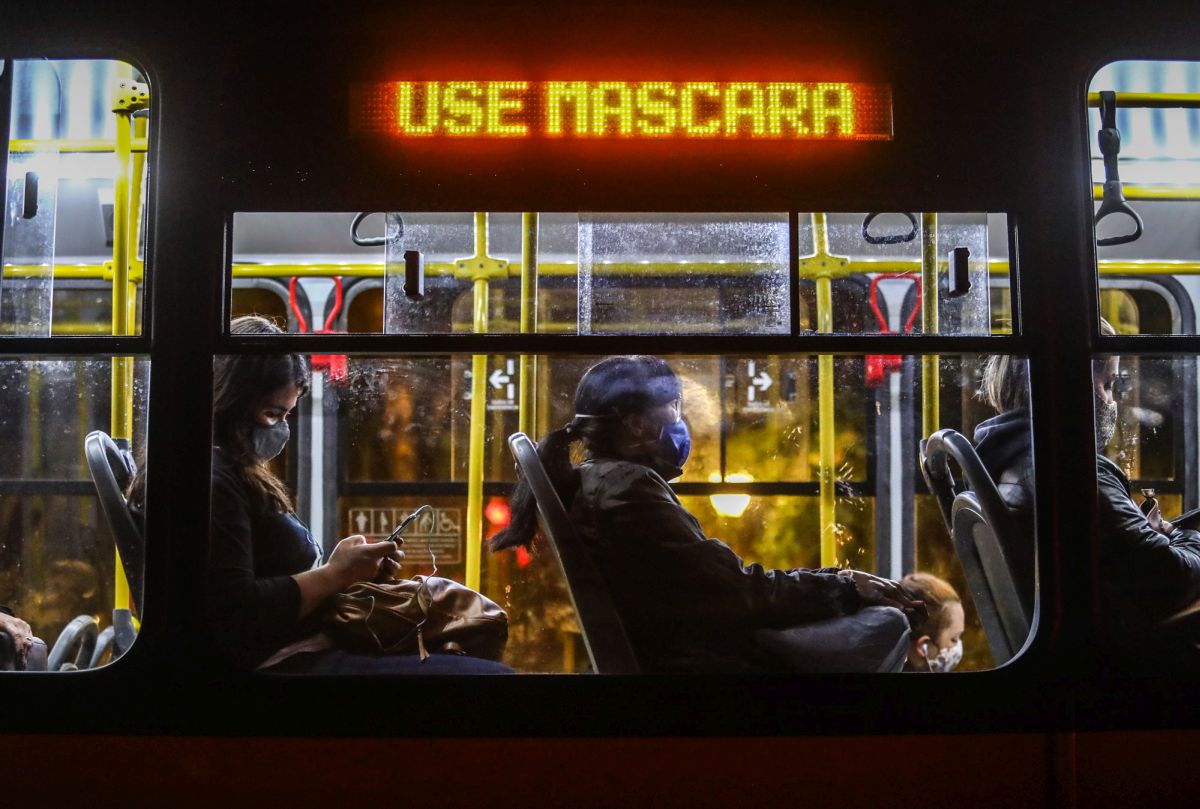 Ônibus de Curitiba com a mensagem "use máscara"
