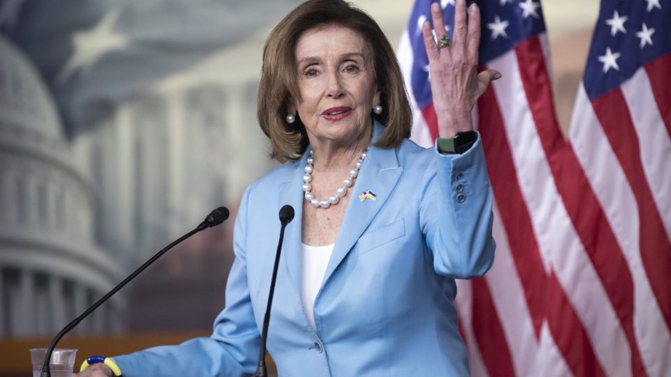 Proibida de receber comunhão em São Francisco, Pelosi comunga em Washington e critica Igreja Presidente da Câmara dos Estados Unidos disse que a Igreja “não toma medidas” contra pessoas que apoiam a pena de morte
