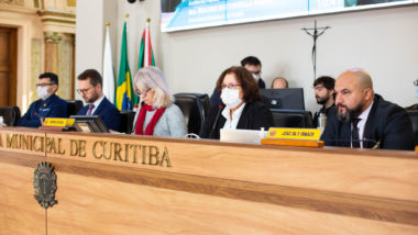Durante prestação de contas da Saúde, vereadora pede CPI para investigar aditivos Secretária Beatriz Batistella durante audiência pública na Câmara
