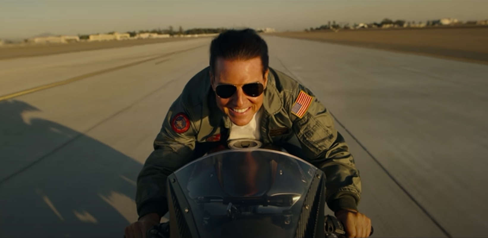 Mais de três décadas depois, Tom Cruise dá vida novamente ao piloto de caça Maverick, em Top Gun 2