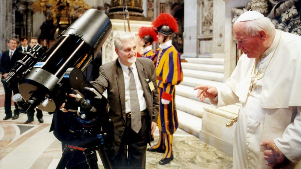 Um cientista mostra um telescópio ao papa João Paulo II durante o Jubileu dos Cientistas, em 25 de maio de 2000.
