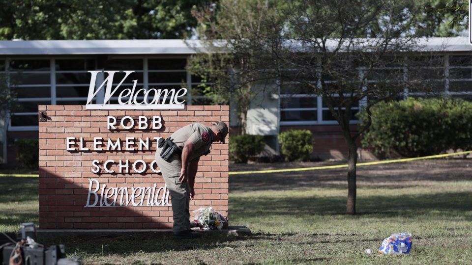 Atirador avisou nas redes sociais que realizaria ataque em escola no Texas Escola primária Robb em Uvalde, Texas: Salvador Ramos informou no Facebook que perpetraria ataque 15 minutos antes; 19 crianças e duas professoras foram mortas