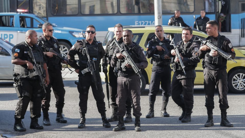 Policiais vigiam a entrada da Vila Cruzeiro depois de operação policial