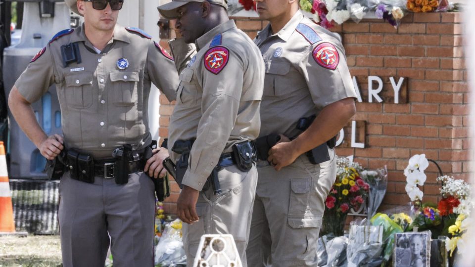 Trump critica democratas por “esforços grotescos” para controlar armas Oficiais da Patrulha Rodoviária do Texas, em um memorial na Robb Elementary School, em Uvalde, Texas, EUA, em 25 de maio de 2022.