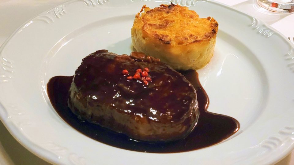 Entrecôte sauce poivre (contrafilé grelhado ao molho de pimenta média, servido com as tradicionais batatas gratinadas do L’Épicerie) – uma das opções de prato principal de La Nuit du Vin.