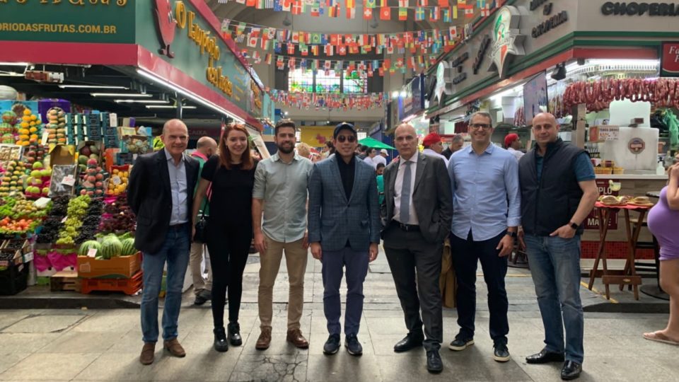 Sócio-diretor do iCities, Caio Castro (centro) com a equipe do Ibrachina no Mercadão de São Paulo: projeto de revitalização do Centro paulistano.
