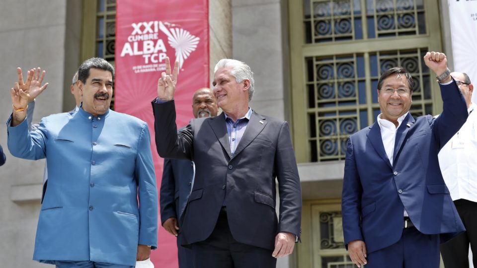 Nicolás Maduro ao lado do ditador de Cuba, Miguel Diaz-Canel, e do presidente da Bolívia, Luis Arce, durante encontro da Alba em Havana nesta sexta-feira