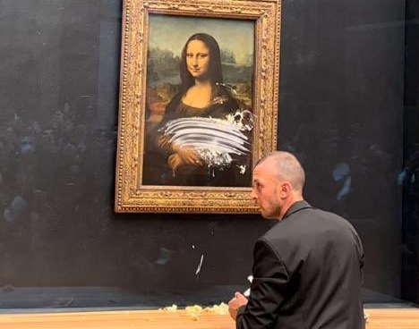 Visitante joga torta na Mona Lisa de Leonardo Da Vinci Tela de cristal segurou o tortaço que visitante jogou contra o quadro mais famoso do mundo.