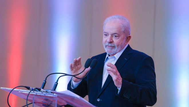 Lula diz que mudança de preços na Petrobras pode ser feita com uma canetada