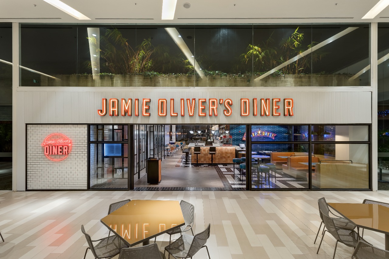 Jamie Oliver&#8217;s Diner fica no Jockey Plaza Shopping. Essa é a quarta casa com a marca Jamie Oliver no Brasil e a primeira dentro do conceito de lanchonete.