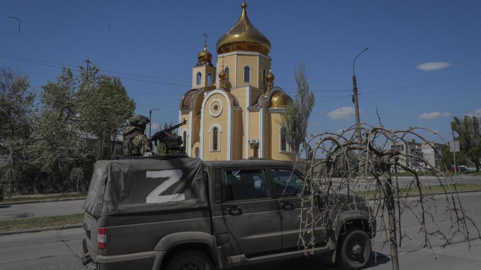 Foto tirada durante uma visita a Mariupol organizada pelos militares russos, em 30 de abril de 2022