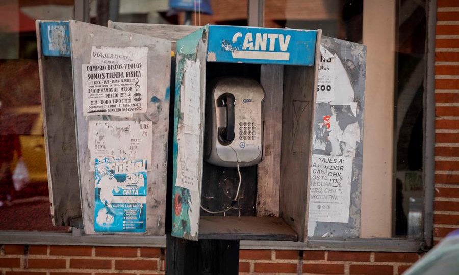 Comerciantes venezuelanos exigem resolução da crise dos serviços públicos Foto de uma cabine telefônica da Compañía Anónima Nacional Teléfonos, em Caracas, em 2020.