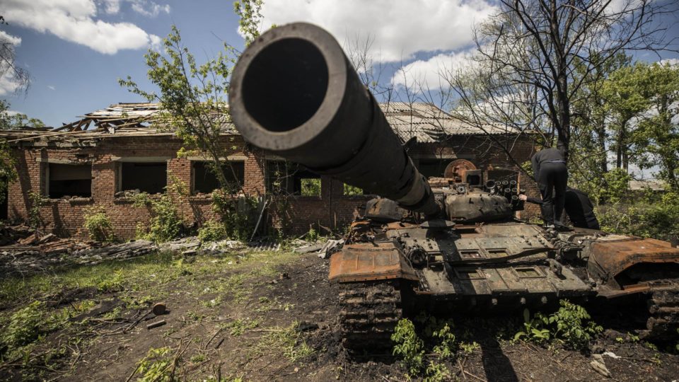 Motorista morre e dois jornalistas ficam feridos em ataque na Ucrânia Um tanque abandonado em Mala Rohan, na Ucrânia, em 22 de maio de 2022.