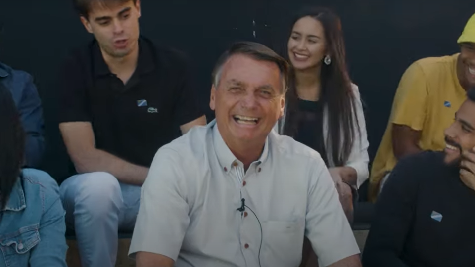 Bolsonaro conversa com jovens na primeira inserção do PL veiculada na TV.