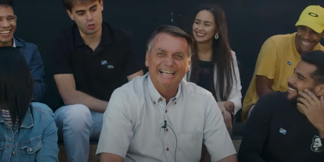 Bolsonaro conversa com jovens na primeira inserção do PL veiculada na TV.