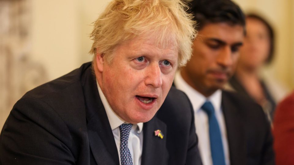 Boris Johnson pode deixar o cargo depois de passar por voto de desconfiança O primeiro-ministro britânico, Boris Johnson, fala durante uma reunião de gabinete em Londres, Grã-Bretanha, em 17 de maio de 2022.
