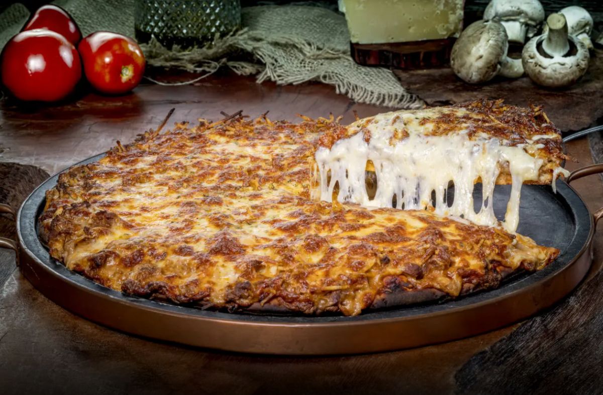 A pizza de estrogonofe com queijo gratinado do Justino disputa o título de melhor de Curitiba.