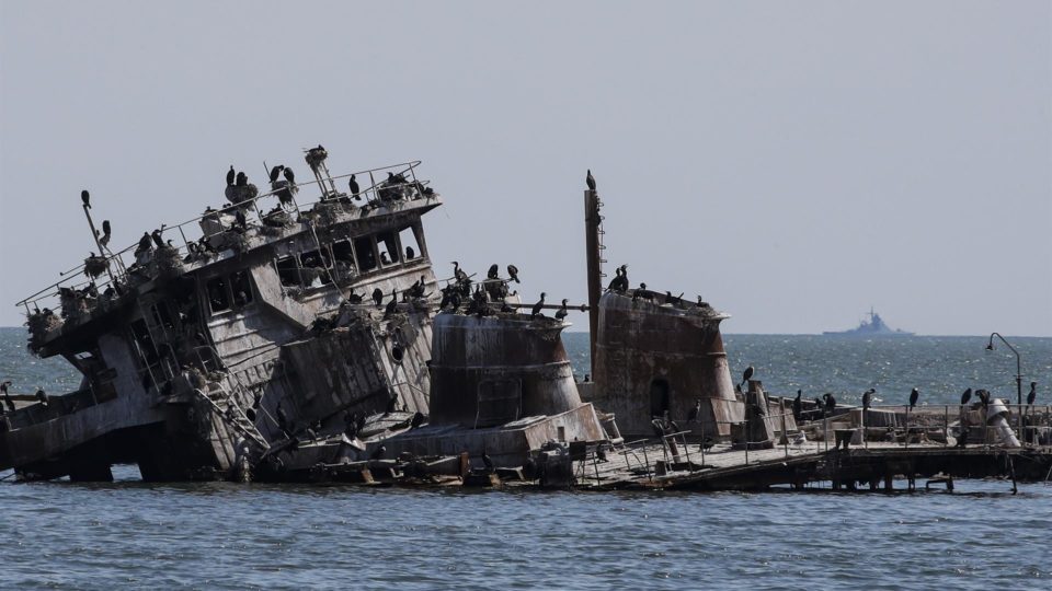 Corpos de combatentes ucranianos são entregues a familiares Navio ucraniano afundado no porto marítimo de carga de Mariupol, Ucrânia, 29 de abril de 2022.