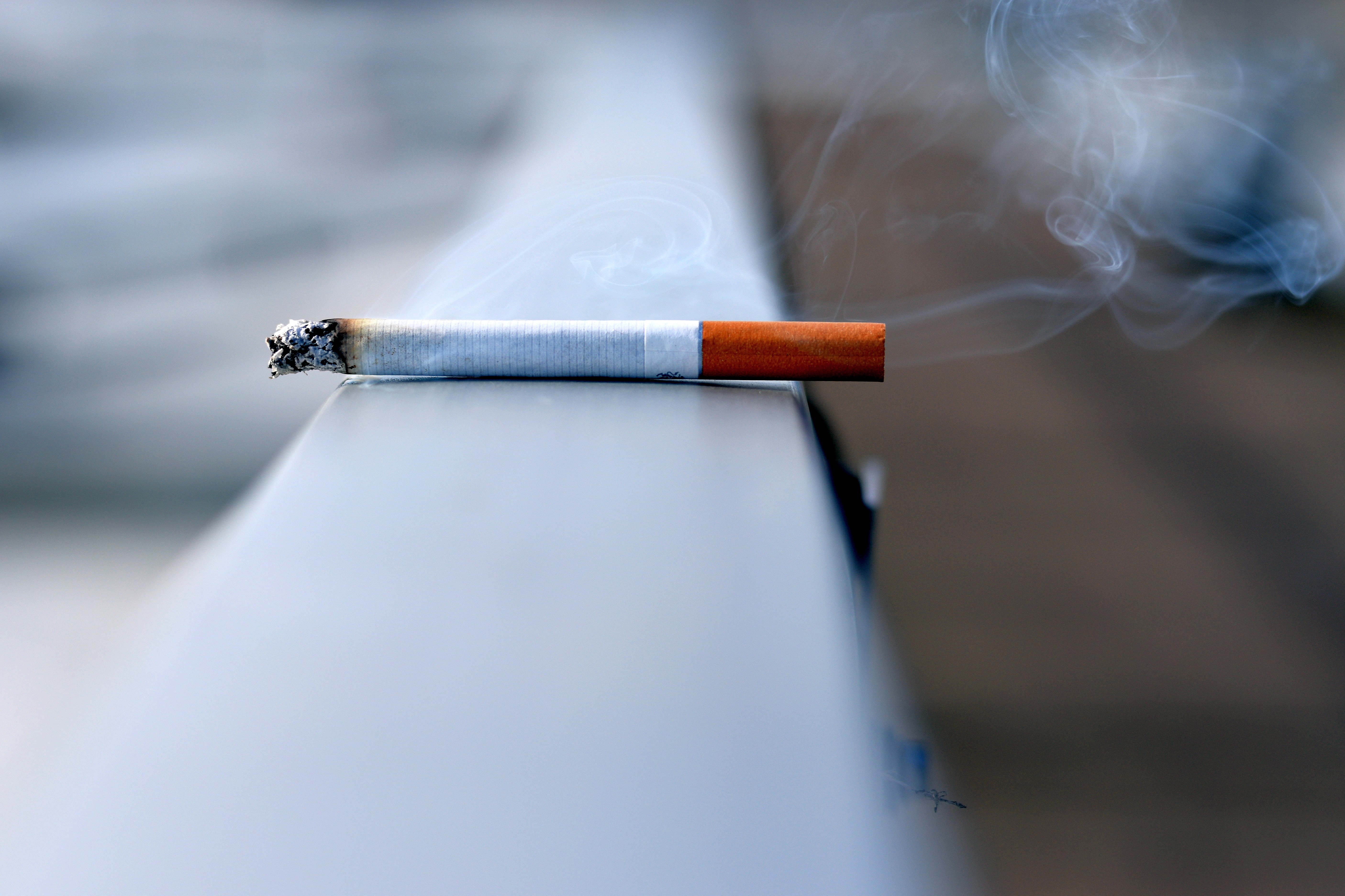 Tabagismo pode ter início com contato com narguilé e cigarro eletrônico.