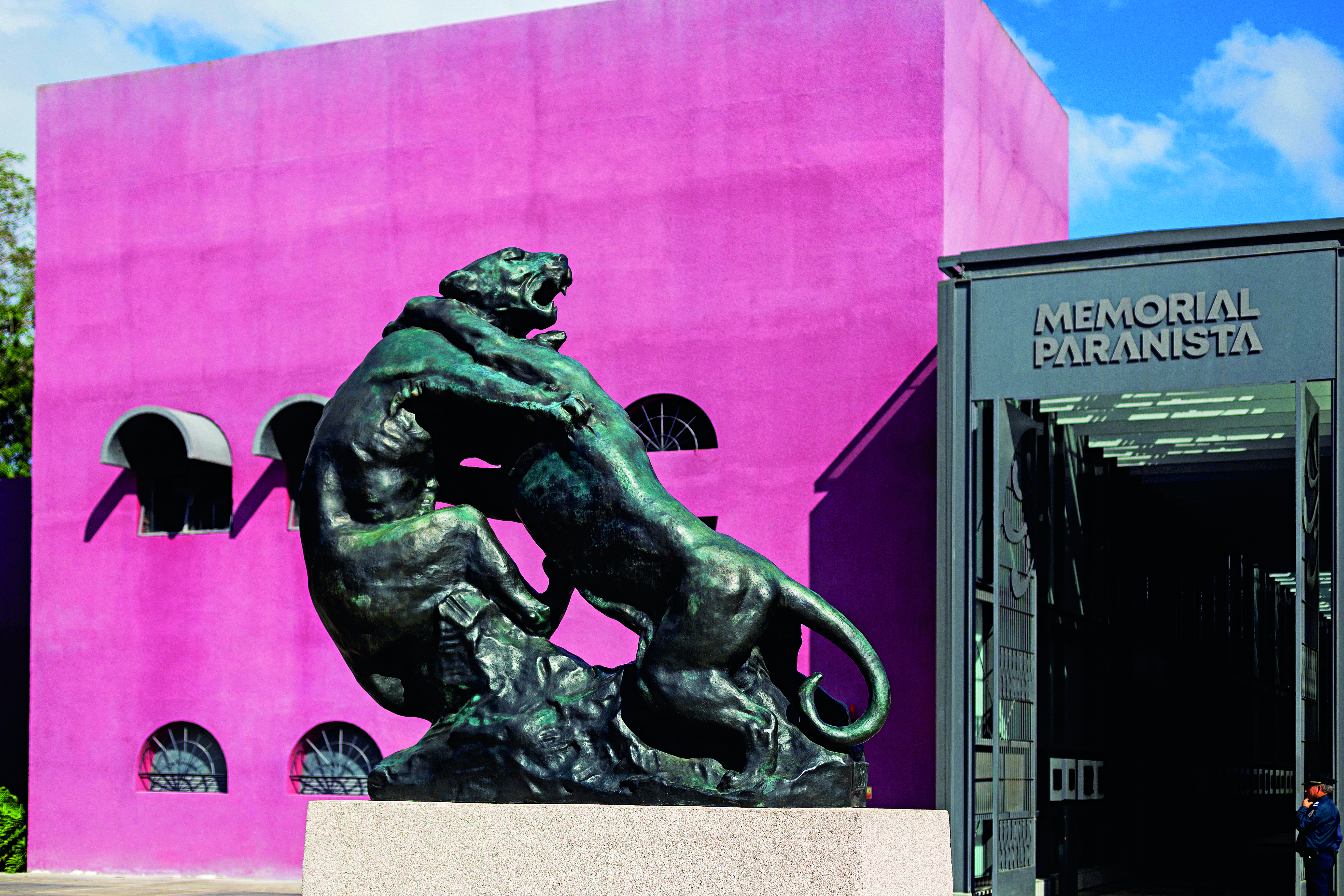 Com três metros
de altura, as duas onças que representam o pico Marumbi ornamentam a entrada do Memorial Paranista, no Parque São Lourenço.