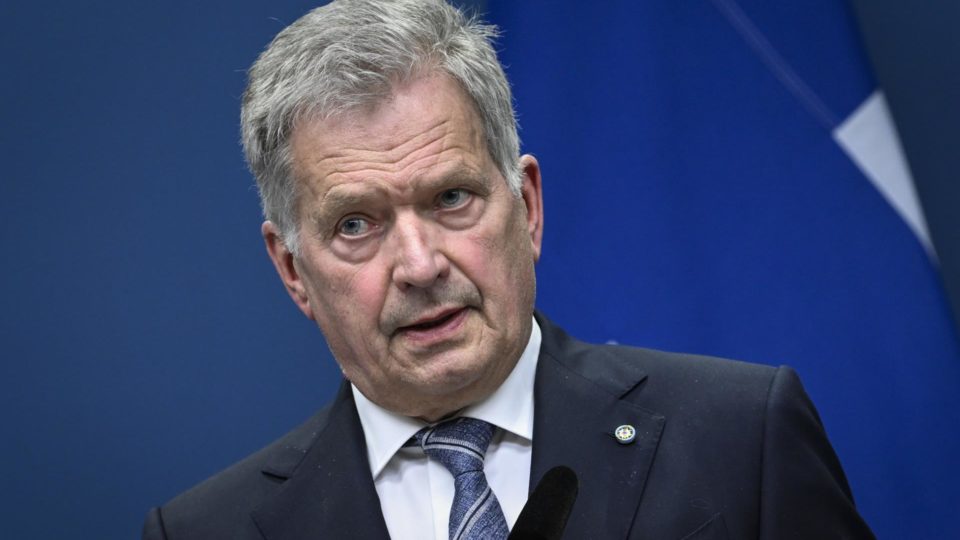 Finlândia quer construir muros e cercas na fronteira com a Rússia O presidente da Finlândia, Sauli Niinisto, participa de uma entrevista coletiva em Estocolmo, Suécia, em 17 de maio de 2022.