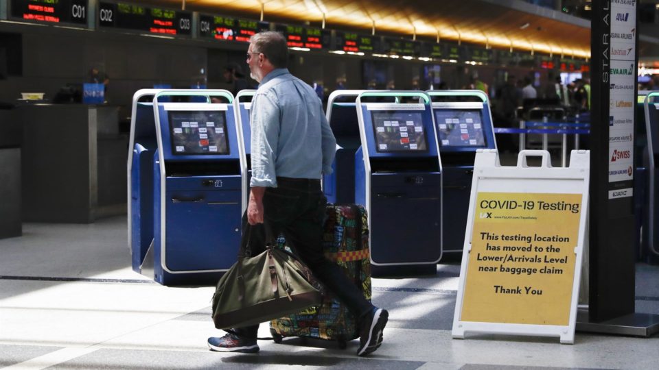 EUA decidem deixar de exigir testes de Covid-19 a viajantes internacionais Aeroporto Internacional de Los Angeles, na Califórnia: quem não é cidadão americano ou residente permanente ainda deverá comprovar que está vacinado contra a Covid-19