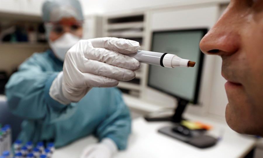 Homem recebe treinamento de olfato para anosmia, um dos sintomas da Covid longa.