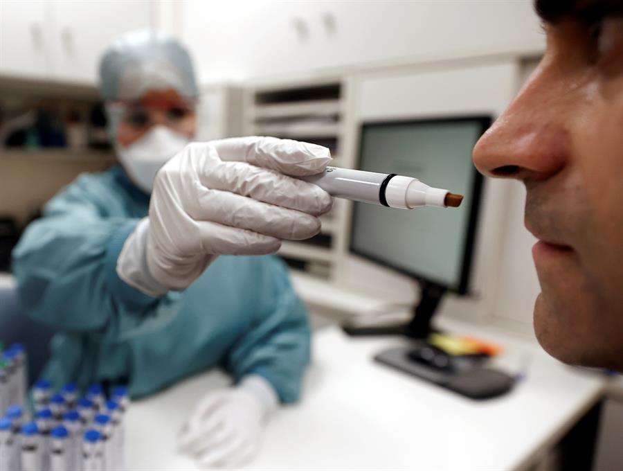 Homem recebe treinamento de olfato para anosmia, um dos sintomas da Covid longa.