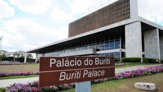 Governo do DF permite uso de banheiro em escolas de acordo com a orientação sexual - Gazeta do Povo