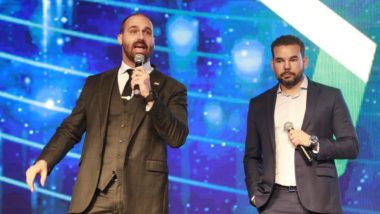 Os deputados federais Eduardo Bolsonaro e Paulo Eduardo Martins, no CPAC Brasil 2022
