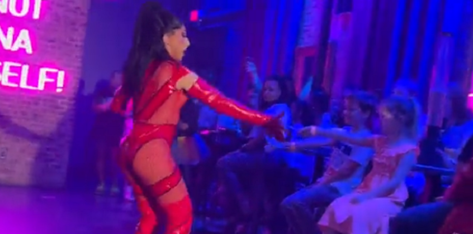 Flórida quer investigação de pais que levam crianças a shows de drag queens Crianças assistem a show na Flórida, em 4 de junho de 2022.